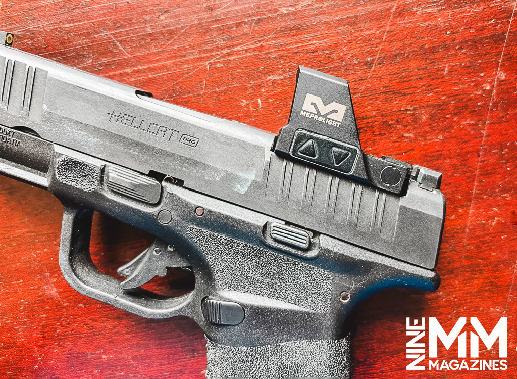 a photo of the springfield hellcat pistol with optic